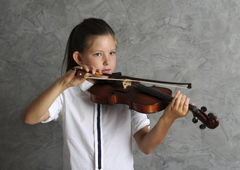 pretty girl playing violin