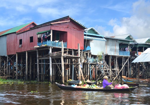 Vie quotidienne dans le village flottant de Kampong Fluck au Cambodge 