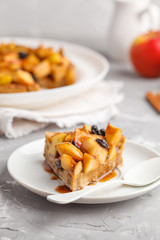 Piece of vegan apple pie with cinnamon, raisins and caramel, gray background.