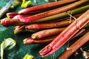 Rhabarber auf grünem Hintergrund