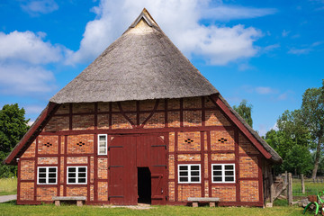 Fototapeta na wymiar Typisches Bauernhaus in Mecklenburg-Vorpommmern
