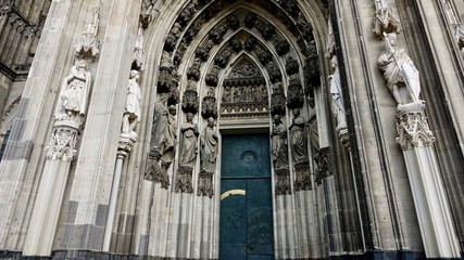 Kölner Dom Portalbereich, Tore am EIngang