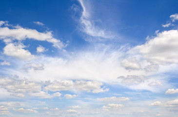 Obraz premium Błękitne niebo z chmurami cumulus i cirrus