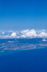飛行機からオアフ島を見る