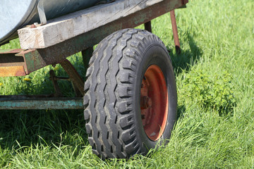 Obraz premium Wheel of an old tractor cart