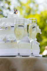 Close-up of wedding cake and champagne flutes