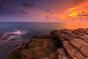 Obraz premium Colorful sunset on the sea in Khaoleamya-mookoh samet national park Rayong province, Thailand.