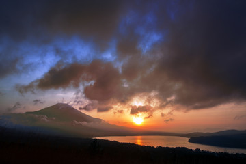 山梨側から見た夕焼けの富士山と山中湖