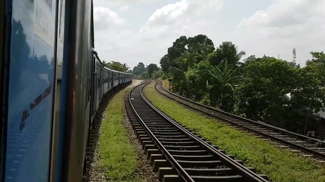 Train sur les rails du Sri Lanka