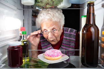 Großmutter entdeckt einen Donut im Kühlschrank