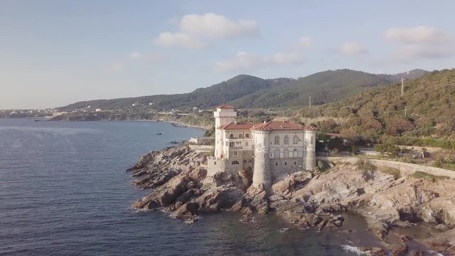 Castello del Boccale in Toscana in riva al mare. Vista aerea con Drone.