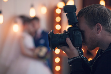photographer photographed newlyweds in the studio