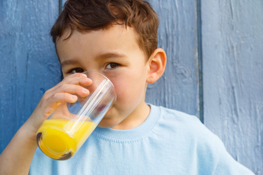 Kind kleiner Junge trinkt Orangensaft Saft trinken drau&szlig;en