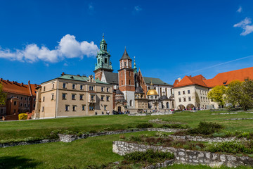 Fototapeta na wymiar Le château du Wawel et Basilique Cathédrale Saints-Stanislas-et-venceslas de Cracovie