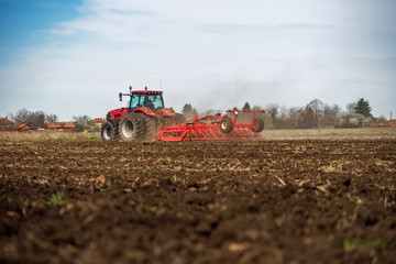 Obraz premium Tractor plowing fields.