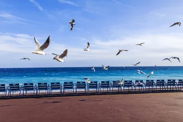 Crédence de cuisine en verre imprimé Nice NICE, FRANCE, le 7 mars 2018. Chaises bleues pour se reposer sur la Promenade des Anglais, l& 39 un des personnages de la ville