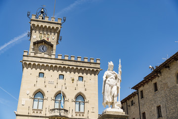 Fototapeta na wymiar San Marino Public Palace and statue of Liberty