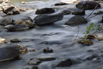 Fototapeta premium cailloux sur la rivière