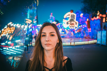 Junge Frau Portrait mit Lichtern