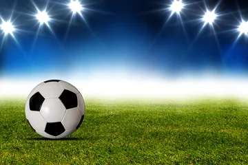 Cercles muraux Foot Fußball liegt auf dem Rasen im Stadion