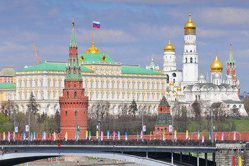 Fototapeta premium Widok na Kreml z mostu patriarchalnego w Moskwie.