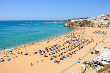 Fototapeta na wymiar Albufeira, playa en El Algarve, Portugal