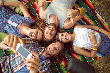 Obraz premium Happy hipsters having fun on campsite