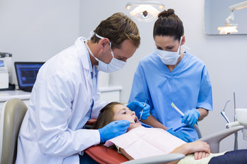 Obraz premium Dentist examining a young patient with tools 