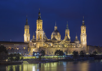 Fototapeta na wymiar Zaragoza - The Basilica del Pilar with the Ebro river at dusk.
