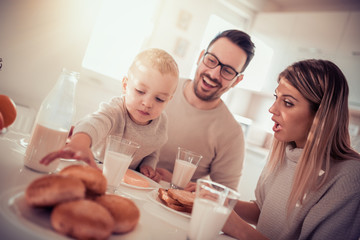 Obraz na płótnie Canvas Family having breakfast together