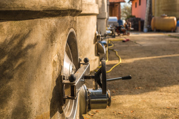 Closing valve of tank for wine