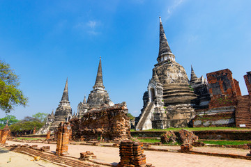Fototapeta premium The three Chedis of Wat Phra Si Sanphet Ayutthaya, Historical Park has been considered a World Heritage Site on December 13th 2534 in the historic city of Ayutthaya. is a tourist destination.