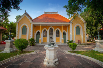 Fototapeta na wymiar sermon hall-turned-king chulalongkorn museum at Wat Niwet Thamma Phat Ratchaworawihan in ayutthaya,Thailand