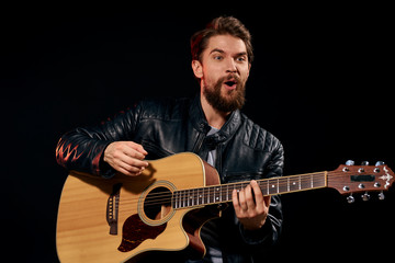 Obraz premium man playing guitar