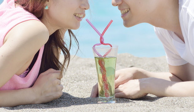 ビーチでトロピカルドリンクを飲むカップル Stock 写真 Adobe Stock ビーチでトロピカルドリンクを飲むカップル Stock 写真 Adobe Stock