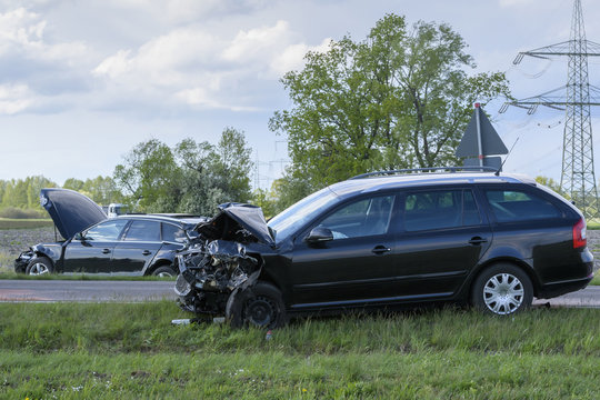 Zwei Autos nach einem Unfall im Strassengraben