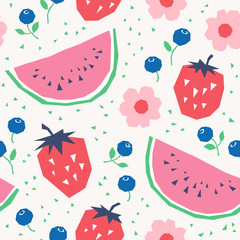 naadloos patroon met aardbeien, watermeloenen, bosbessen en bloemen