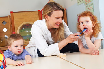 Zähneputzen mit Zahnärztin im Kindergarten