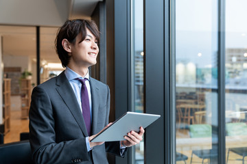タブレットを持つ男性