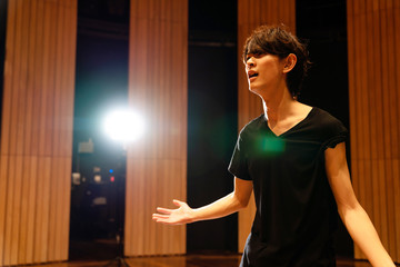 演技する男性