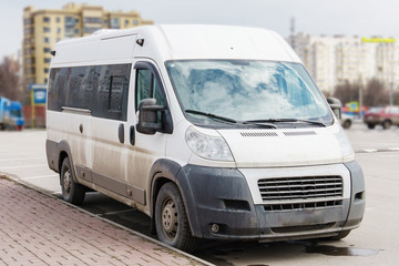 Naklejka premium Duży autobus pasażerski kursujący po trasie w centrum dużego miasta