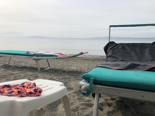 Lettini sdraio sulla spiaggia 