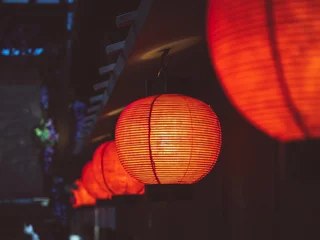 Foto op Plexiglas Rode lantaarns verlichten het nachtleven van Japan Bar street district © VTT Studio
