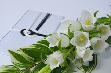 Obraz na płótnie Canvas 白い花と香典袋　仏事