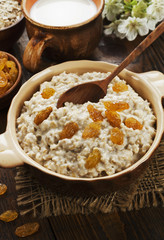 Oatmeal with raisin