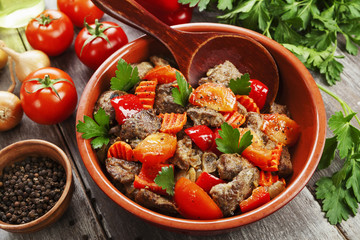 Chicken liver with sweet pepper and tomatoes