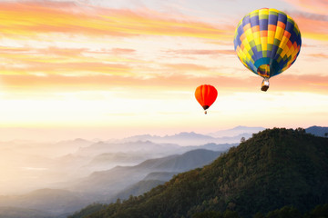 Fototapeta premium Sunset Mountain View has a floating balloon in the sky.