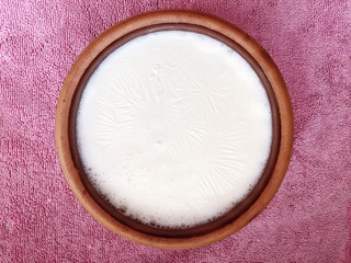 Preparation of natural yoghurt in a bowl