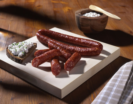 Rohesser, Hartwurst, Brot mit H&uuml;ttenk&auml;se,