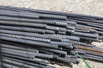 Bündel von produktionsfrischen Rippentorstahlstäben auf der Baustelle